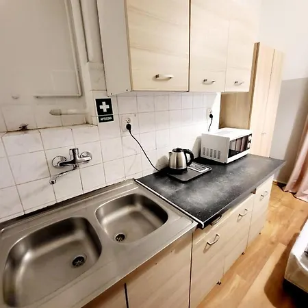 Hostel Tanie Spanie Wilda - Zameldowanie Bezobslugowe - *