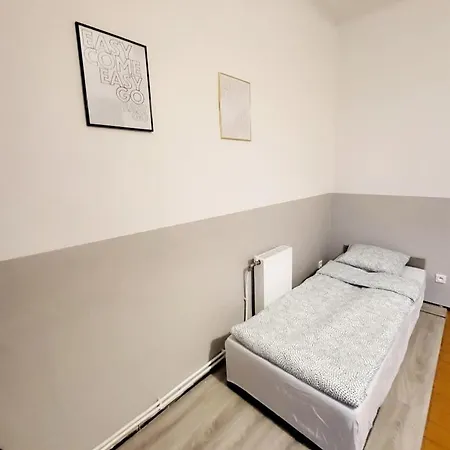 Hostel Tanie Spanie Wilda - Zameldowanie Bezobslugowe - *