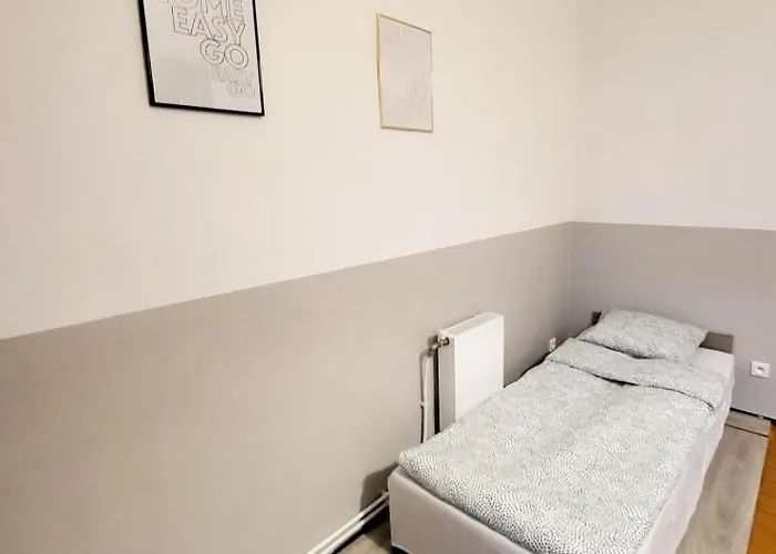 Hostel Tanie Spanie Wilda - Zameldowanie Bezobslugowe - *