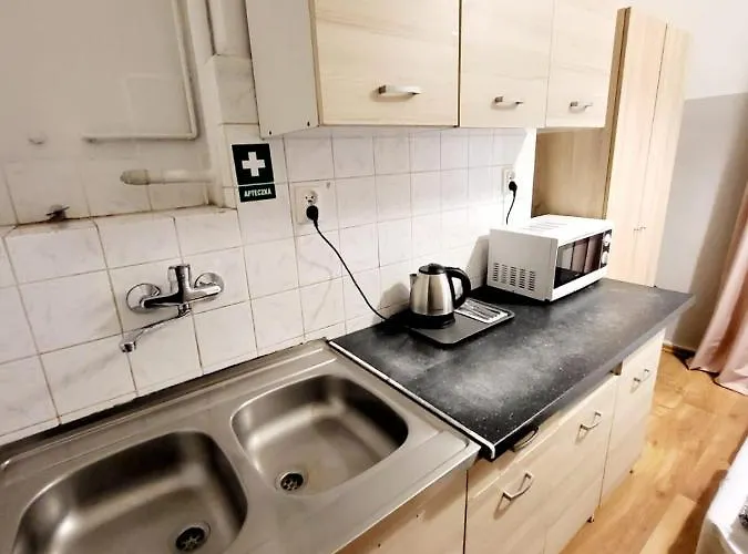 Хостел Tanie Spanie Wilda - Zameldowanie Bezobslugowe - *